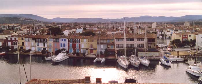 Der kleine Ort Port Grimaud